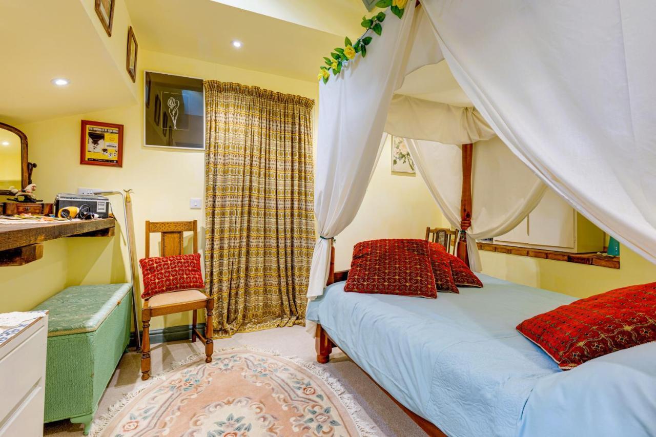 Family Country Cottage With A Private Valley View สการ์โบโรห์ ภายนอก รูปภาพ