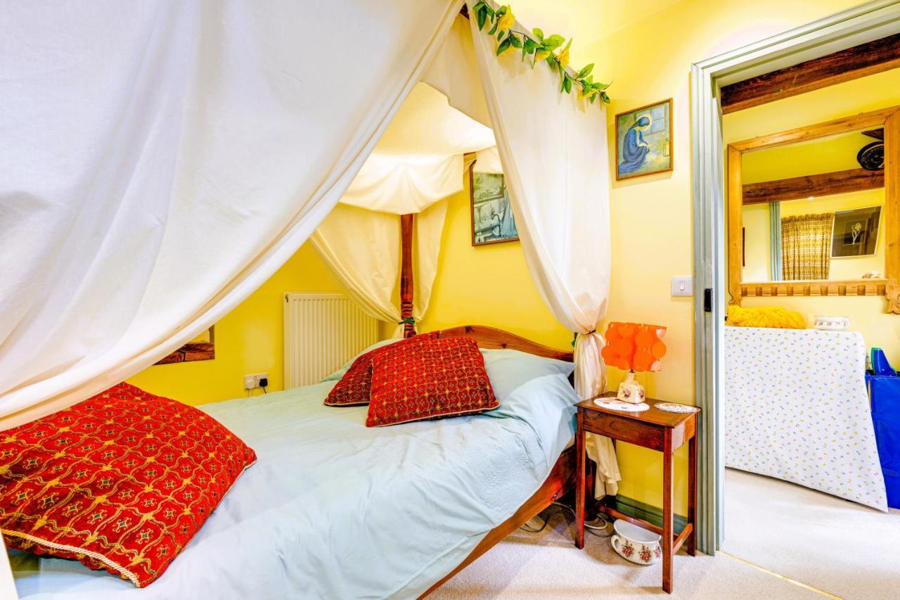 Family Country Cottage With A Private Valley View สการ์โบโรห์ ภายนอก รูปภาพ