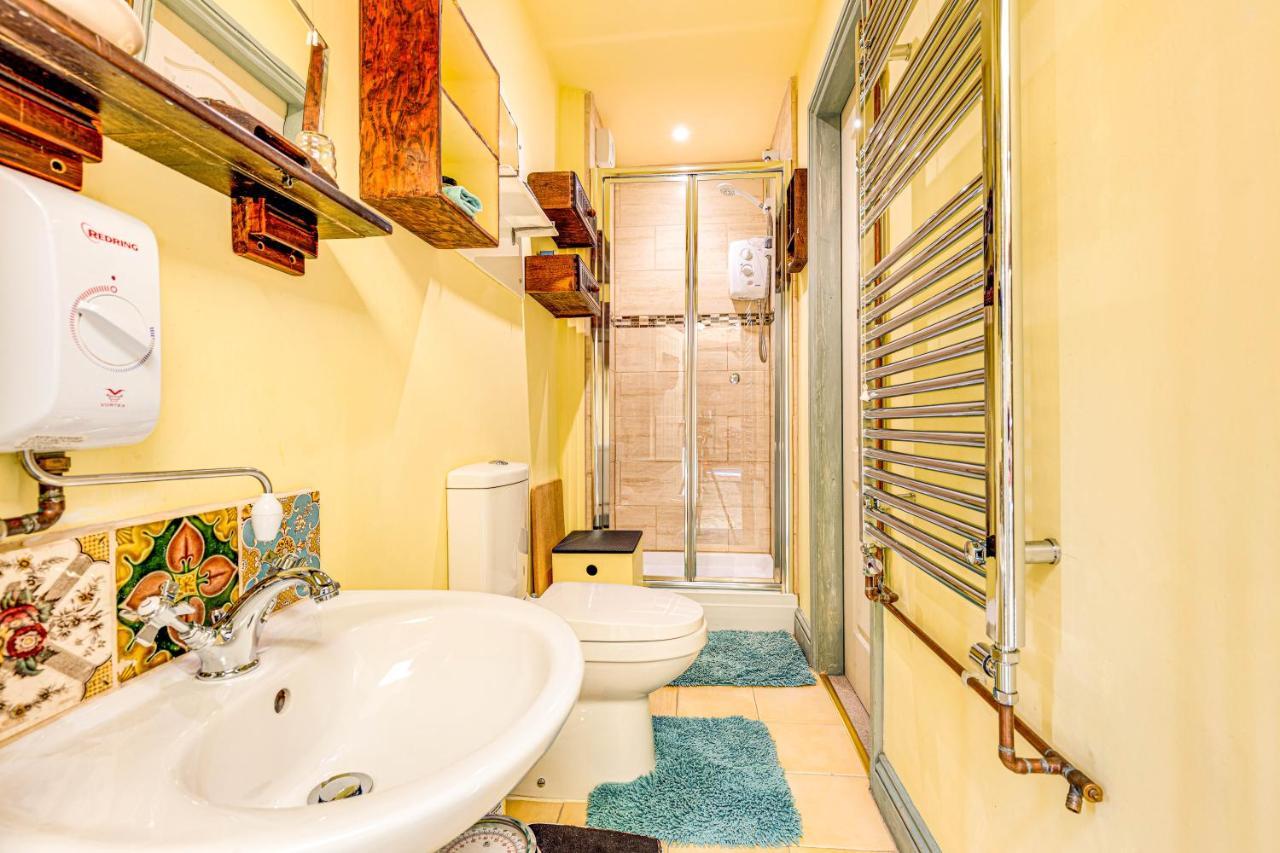 Family Country Cottage With A Private Valley View สการ์โบโรห์ ภายนอก รูปภาพ
